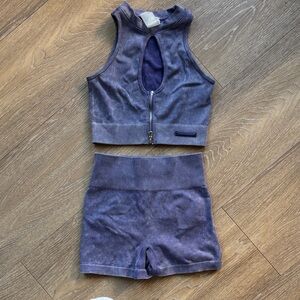 Bo & Tee active set - key hole top and scrunch shorts